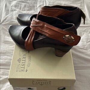 L'ATISTE Two Toned Brown Heels Sophisticated Design